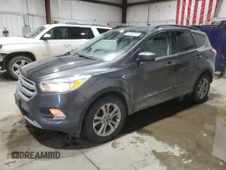2018 Ford Escape SE z VIN 1FMCU9GD3JUC62518, wystawiony jako Copart lot #44556395 z przebiegiem 131 891 mil mil oraz Szkoda całkowita • Salvage title. Historia ofert i sprzedaży dostępna na DreamBid. Obrazek 1.