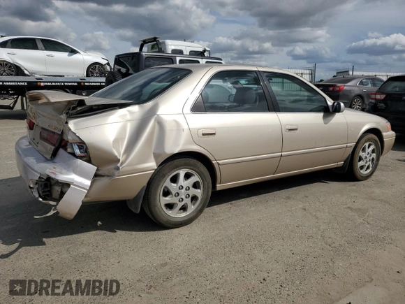 1998 Toyota Camry LE z VIN JT2BF28K4W0114447, wystawiony jako Copart lot #50846275 z przebiegiem 288 989 mil mil oraz Szkoda całkowita • Salvage title. Historia ofert i sprzedaży dostępna na DreamBid. Obrazek 3.