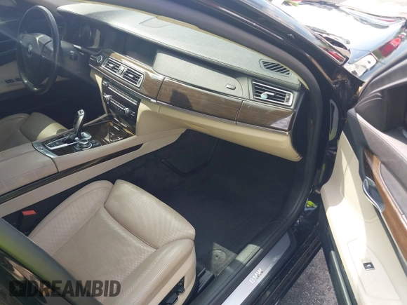 2011 BMW 7 Series 750Li xDrive z VIN WBAKC8C54BC431851, wystawiony jako IAAI lot #42216519 z przebiegiem 106 022 mil mil oraz . Historia ofert i sprzedaży dostępna na DreamBid. Obrazek 5.