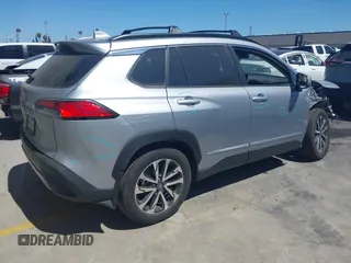 2024 Toyota Corolla Cross XLE z VIN 7MUDAAAG3RV091250, wystawiony jako IAAI lot #42749438 z przebiegiem 13 481 mil mil oraz . Historia ofert i sprzedaży dostępna na DreamBid. Obrazek 4.