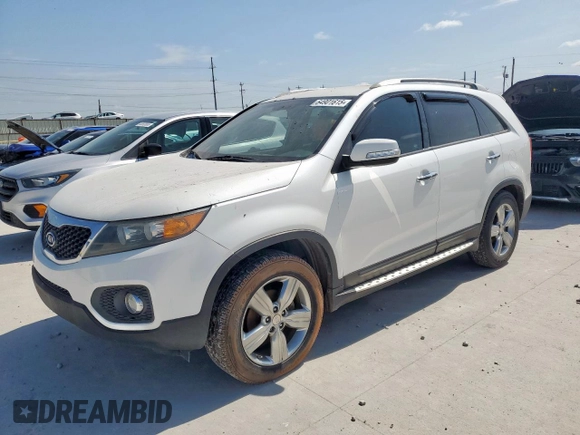 2012 Kia Sorento EX z VIN 5XYKU4A64CG271617, wystawiony jako Copart lot #64901615 z przebiegiem 127 061 mil mil oraz Czysty tytuł • Clean title. Historia ofert i sprzedaży dostępna na DreamBid. Obrazek 1.
