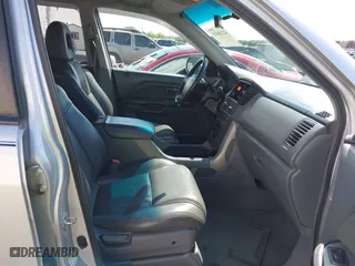 2004 Honda Pilot EX with VIN 2HKYF18684H602542, listed as a IAAI auction lot 42116418 with 240,737 mi miles. Bid and sale history available at carsss.com. Image 5.