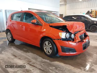 2012 Chevrolet Sonic LT z VIN 1G1JD6SB1C4230890, wystawiony jako IAAI lot #41265634 z przebiegiem 161 886 mil mil oraz . Historia ofert i sprzedaży dostępna na DreamBid. Obrazek 1.