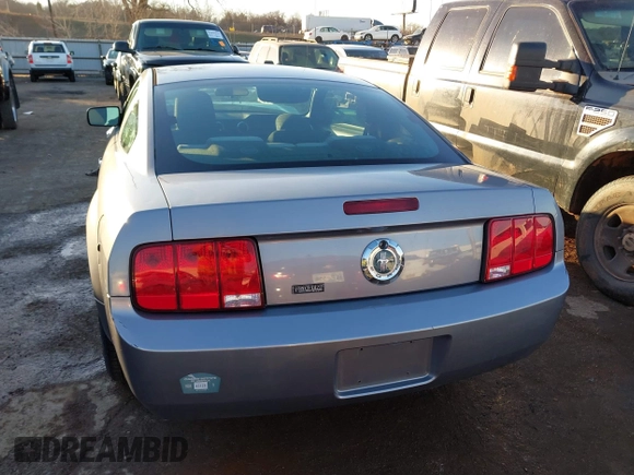 2007 Ford Mustang Deluxe z VIN 1ZVFT80N975302845, wystawiony jako IAAI lot #41615150 z przebiegiem Nie podano mil oraz . Historia ofert i sprzedaży dostępna na DreamBid. Obrazek 17.