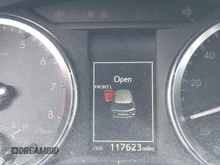 2015 Toyota Highlander XLE z VIN 5TDKKRFH0FS076120, wystawiony jako IAAI lot #42131646 z przebiegiem 117 623 mil mil oraz . Historia ofert i sprzedaży dostępna na DreamBid. Obrazek 7.