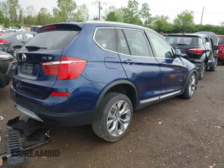 2017 BMW X3 xDrive28i z VIN 5UXWX9C50H0T09821, wystawiony jako IAAI lot #42171906 z przebiegiem Nie podano mil oraz . Historia ofert i sprzedaży dostępna na DreamBid. Obrazek 4.