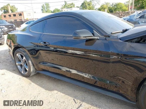 2015 Ford Mustang EcoBoost z VIN 1FA6P8TH1F5303375, wystawiony jako IAAI lot #40158795 z przebiegiem 134 668 mil mil oraz . Historia ofert i sprzedaży dostępna na DreamBid. Obrazek 12.