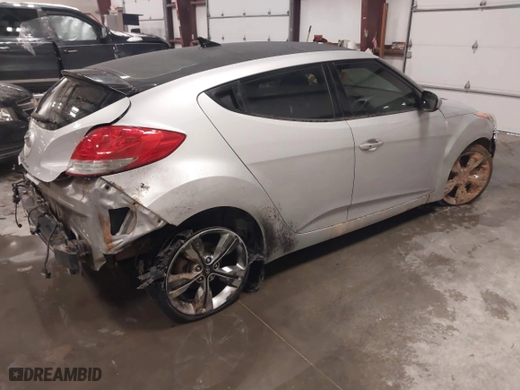 2015 Hyundai Veloster RE:FLEX with VIN KMHTC6AD4FU230324, listed as a IAAI auction lot 41292154 with 99,147 mi miles. Bid and sale history available at carsss.com. Image 4.