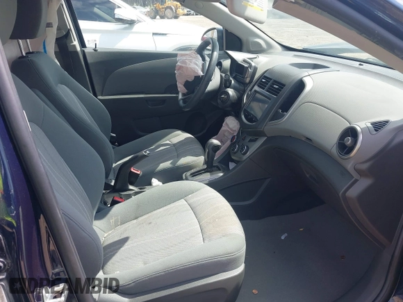 2016 Chevrolet Sonic LT z VIN 1G1JC5SB3G4101181, wystawiony jako IAAI lot #41910663 z przebiegiem 98 018 mil mil oraz . Historia ofert i sprzedaży dostępna na DreamBid. Obrazek 5.
