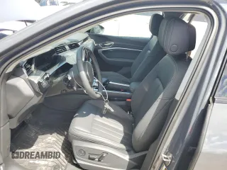 2024 Audi Q8 e-tron Premium Plus z VIN WA15AAGE0RB060883, wystawiony jako Copart lot #69075094 z przebiegiem 1583 mil mil oraz Szkody całkowita. Historia ofert i sprzedaży dostępna na DreamBid. Obrazek 7.