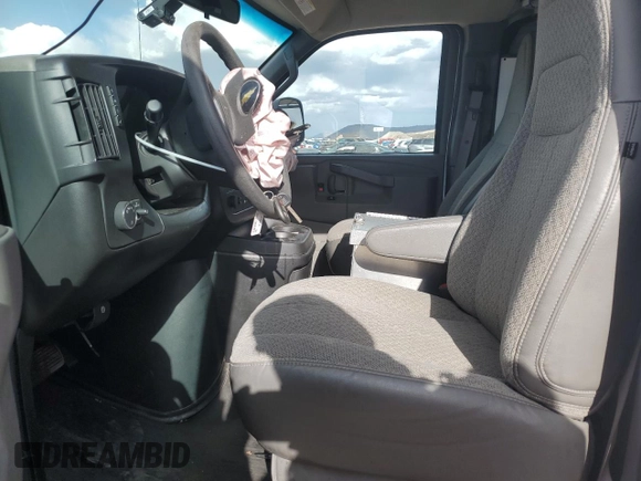 2022 Chevrolet Express Cargo z VIN 1GCWGAFP2N1291652, wystawiony jako Copart lot #63129415 z przebiegiem 51 110 mil mil oraz Szkoda całkowita • Salvage title. Historia ofert i sprzedaży dostępna na DreamBid. Obrazek 7.