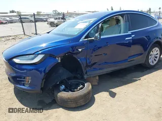 2017 Tesla Model X 90D z VIN 5YJXCBE24HF044656, wystawiony jako IAAI lot #40054420 z przebiegiem 137 621 mil mil oraz . Historia ofert i sprzedaży dostępna na DreamBid. Obrazek 6.