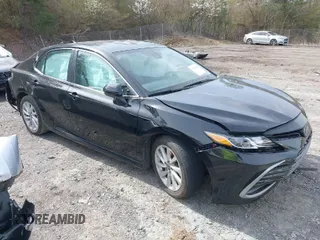 2023 Toyota Camry LE z VIN 4T1C11AK5PU810187, wystawiony jako IAAI lot #41742610 z przebiegiem 43 327 mil mil oraz . Historia ofert i sprzedaży dostępna na DreamBid. Obrazek 1.