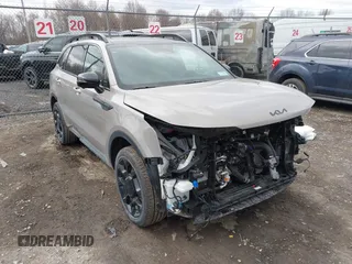 2025 Kia Sorento X-Line SX Prestige z VIN 5XYRKDJF9SG329417, wystawiony jako IAAI lot #41860763 z przebiegiem 1 753 mil mil oraz . Historia ofert i sprzedaży dostępna na DreamBid. Obrazek 1.