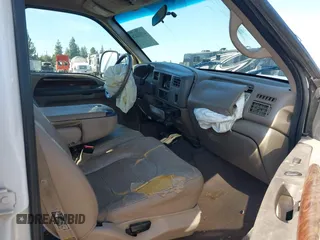 2000 Ford Super Duty F-250 XL with VIN 1FTNW21F5YEB57752, listed as a IAAI auction lot 40702428 with 323,191 mi miles. Bid and sale history available at carsss.com. Image 5.