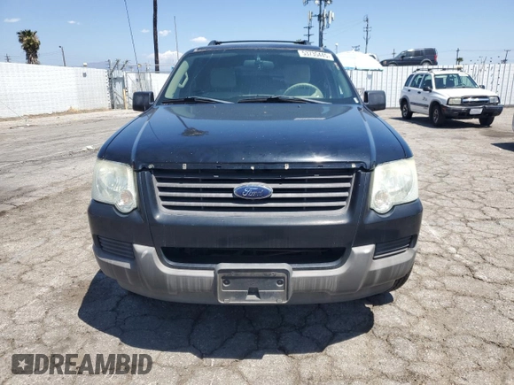 2006 Ford Explorer XLS z VIN 1FMEU62E66ZA11736, wystawiony jako Copart lot #53735445 z przebiegiem 199 254 mil mil oraz Tytuł czysty. Historia ofert i sprzedaży dostępna na DreamBid. Obrazek 5.