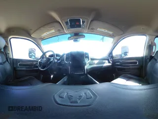 2022 Ram 2500 Laramie z VIN 3C6UR5FL6NG361636, wystawiony jako IAAI lot #42331483 z przebiegiem 58 812 mil mil oraz . Historia ofert i sprzedaży dostępna na DreamBid. Obrazek 19.