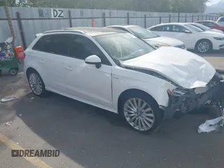 2017 Audi A3 e-tron Sportback Premium z VIN WAUUPBFF0HA122588, wystawiony jako IAAI lot #42227829 z przebiegiem 104 231 mil mil oraz . Historia ofert i sprzedaży dostępna na DreamBid. Obrazek 1.