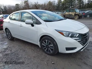 2024 Nissan Versa SV z VIN 3N1CN8EV3RL918121, wystawiony jako IAAI lot #41225923 z przebiegiem 6 657 mil mil oraz . Historia ofert i sprzedaży dostępna na DreamBid. Obrazek 1.