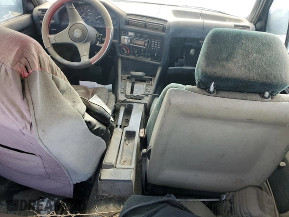 1987 BMW 3 Series z VIN WBABB2303H1942637, wystawiony jako Copart lot #59732834 z przebiegiem 167 593 mil mil oraz Szkoda całkowita • Salvage title. Historia ofert i sprzedaży dostępna na DreamBid. Obrazek 8.