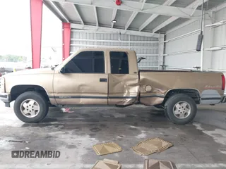 1995 GMC Sierra 1500 z VIN 2GTEK19K1S1535176, wystawiony jako IAAI lot #42243366 z przebiegiem 220 755 mil mil oraz . Historia ofert i sprzedaży dostępna na DreamBid. Obrazek 14.