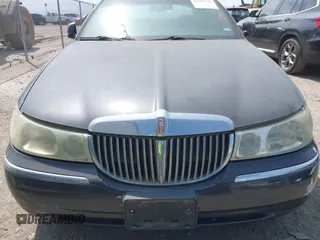 2001 Lincoln Town Car Signature z VIN 1LNHM82W11Y695417, wystawiony jako IAAI lot #42041548 z przebiegiem 117 392 mil mil oraz . Historia ofert i sprzedaży dostępna na DreamBid. Obrazek 6.