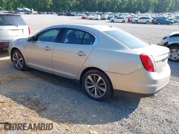 2009 Lincoln MKS z VIN 1LNHM93R69G618199, wystawiony jako IAAI lot #42459906 z przebiegiem 240 521 mil mil oraz . Historia ofert i sprzedaży dostępna na DreamBid. Obrazek 3.