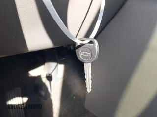 2002 Chevrolet Tahoe LS z VIN 1GNEC13TX2R240719, wystawiony jako IAAI lot #41616356 z przebiegiem 235 081 mil mil oraz . Historia ofert i sprzedaży dostępna na DreamBid. Obrazek 11.