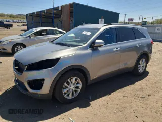 2017 Kia Sorento LX z VIN 5XYPGDA50HG233197, wystawiony jako Copart lot #53356035 z przebiegiem 125 007 mil mil oraz Szkoda całkowita • Salvage title. Historia ofert i sprzedaży dostępna na DreamBid. Obrazek 1.
