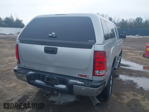 2011 GMC Sierra 2500HD SLT z VIN 1GT121C86BF242488, wystawiony jako IAAI lot #41644211 z przebiegiem 163 233 mil mil oraz . Historia ofert i sprzedaży dostępna na DreamBid. Obrazek 4.