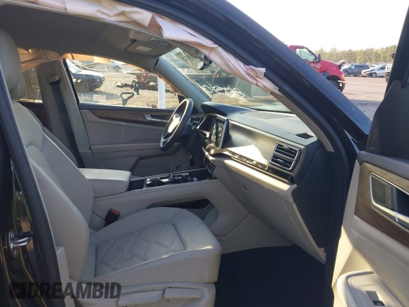 2024 Volkswagen Atlas SE with VIN 1V2WR2CA3RC538136, listed as a IAAI auction lot 42209115 with 23,660 mi miles and . Bid and sale history available at DreamBid. Image 5.