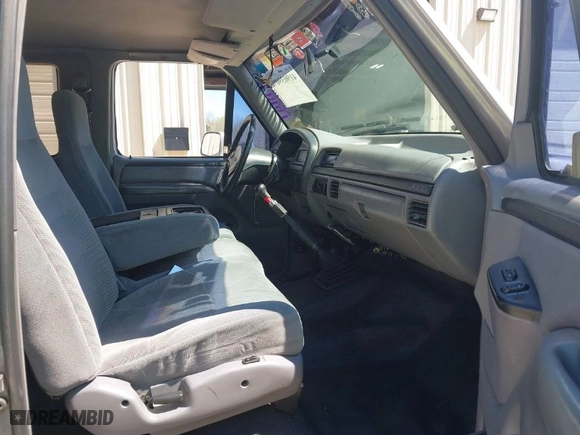 1996 Ford F-250 with VIN 1FTHX26F0TEB68671, listed as a IAAI auction lot 41903909 with 330,621 mi miles. Bid and sale history available at carsss.com. Image 5.
