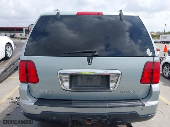 2005 Lincoln Navigator Luxury with VIN 5LMFU27505LJ13960, listed as a IAAI auction lot 41893770 with 1 mi miles. Bid and sale history available at carsss.com. Image 17.