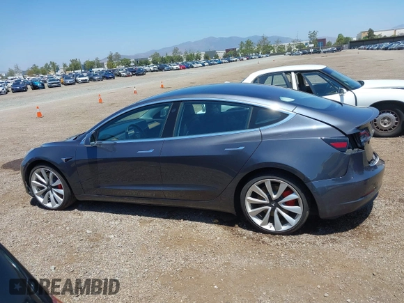 2018 Tesla Model 3 Long Range Battery z VIN 5YJ3E1EB8JF105886, wystawiony jako IAAI lot #42268190 z przebiegiem 80 917 mil mil oraz . Historia ofert i sprzedaży dostępna na DreamBid. Obrazek 15.