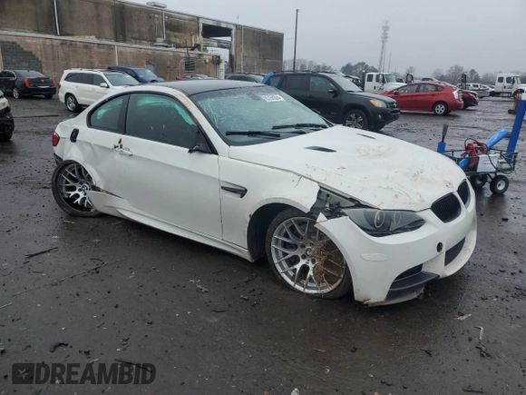 2013 BMW M3 z VIN WBSKG9C54DJ595279, wystawiony jako Copart lot #85358304 z przebiegiem Nie podano mil oraz Szkoda całkowita • Salvage title. Historia ofert i sprzedaży dostępna na DreamBid. Obrazek 4.