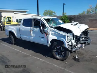 2020 Toyota Tacoma SR5 z VIN 3TMDZ5BN8LM086883, wystawiony jako IAAI lot #42215575 z przebiegiem Nie podano mil oraz . Historia ofert i sprzedaży dostępna na DreamBid. Obrazek 1.