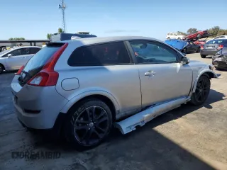2011 Volvo C30 z VIN YV1672MK3B2233241, wystawiony jako Copart lot #71076394 z przebiegiem 107 843 mil mil oraz Szkody całkowita. Historia ofert i sprzedaży dostępna na DreamBid. Obrazek 3.
