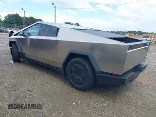 2024 Tesla Cybertruck z VIN 7G2CEHED5RA039734, wystawiony jako IAAI lot #42244205 z przebiegiem 8 443 mil mil oraz . Historia ofert i sprzedaży dostępna na DreamBid. Obrazek 3.