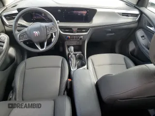 2025 Buick Encore GX Preferred z VIN KL4AMBSL5SB181920, wystawiony jako Copart lot #65265295 z przebiegiem 3 415 mil mil oraz Czysty tytuł • Clean title. Historia ofert i sprzedaży dostępna na DreamBid. Obrazek 8.