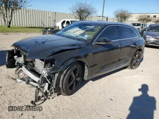 2019 Audi e-tron Prestige with VIN WA1VAAGE9KB017262, listed as a Copart auction lot 81490304 with 87,268 mi miles and Salvage Title. Bid and sale history available at carsss.com. Image 1.