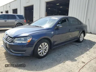 2014 Volkswagen Passat Wolfsburg Edition z VIN 1VWAT7A34EC109710, wystawiony jako Copart lot #60604135 z przebiegiem 105 147 mil mil oraz Czysty tytuł • Clean title. Historia ofert i sprzedaży dostępna na DreamBid. Obrazek 1.