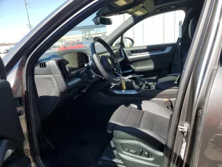2024 Porsche Cayenne z VIN WP1AA2AY0RDA11814, wystawiony jako Copart lot #45279905 z przebiegiem 4 497 mil mil oraz Szkoda całkowita • Salvage title. Historia ofert i sprzedaży dostępna na DreamBid. Obrazek 7.
