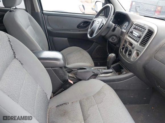 2005 Ford Escape XLT with VIN 1FMYU03175KA91500, listed as a IAAI auction lot 41958585 with 169,824 mi miles. Bid and sale history available at carsss.com. Image 5.