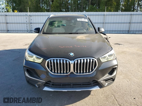 2021 BMW X1 sDrive28i z VIN WBXJG7C02M5U22447, wystawiony jako Copart lot #52927285 z przebiegiem 45 128 mil mil oraz Szkody całkowita. Historia ofert i sprzedaży dostępna na DreamBid. Obrazek 5.