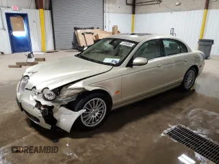 2006 Jaguar S-Type 3 z VIN SAJWA01A96FN53736, wystawiony jako Copart lot #52300005 z przebiegiem 68 472 mil mil oraz Szkody całkowita. Historia ofert i sprzedaży dostępna na DreamBid. Obrazek 1.