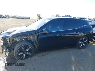 2022 BMW iX xDrive50 z VIN WB523CF07NCJ80006, wystawiony jako IAAI lot #41631767 z przebiegiem 28 311 mil mil oraz . Historia ofert i sprzedaży dostępna na DreamBid. Obrazek 15.