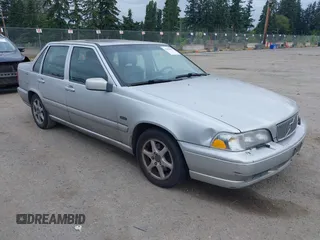 1998 Volvo S70 z VIN YV1LS567XW1505176, wystawiony jako IAAI lot #42476487 z przebiegiem 232 628 mil mil oraz . Historia ofert i sprzedaży dostępna na DreamBid. Obrazek 1.