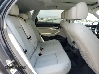 2023 Audi e-tron Premium Plus z VIN WA1LAAGE8PB024508, wystawiony jako Copart lot #62882574 z przebiegiem 20 633 mil mil oraz Szkoda całkowita • Salvage title. Historia ofert i sprzedaży dostępna na DreamBid. Obrazek 11.