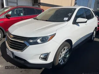 2020 Chevrolet Equinox LT z VIN 2GNAXJEV4L6240665, wystawiony jako IAAI lot #42365512 z przebiegiem 77 141 mil mil oraz . Historia ofert i sprzedaży dostępna na DreamBid. Obrazek 1.