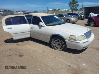 2006 Lincoln Town Car Ultimate L z VIN 1LNHM85W06Y606567, wystawiony jako IAAI lot #42085471 z przebiegiem 262 737 mil mil oraz . Historia ofert i sprzedaży dostępna na DreamBid. Obrazek 1.